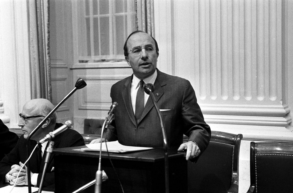 Minister president Cals terwijl hij het woord voert, Bestanddeelnr 918-4296