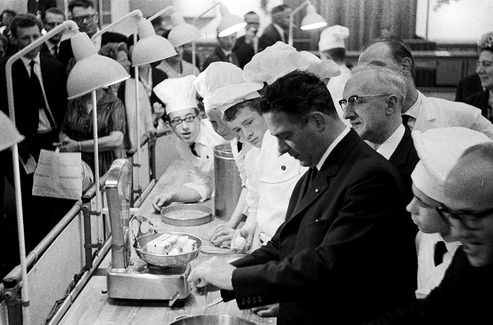 Minister Marijnen maakt beslag bij de opening van de Nederlandse Bakkertentoonst, Bestanddeelnr 915-1538