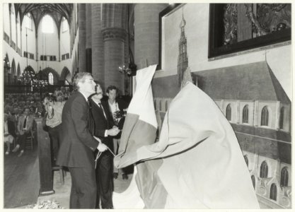Minister-president Lubbers onthult een oude schildering van het godshuis. Het doek is geschonken aan de Kerkvoogdij van de Ned. Hervormde Kerk door de vrienden van de Grote of St. Bavokerk. NL-HlmNHA 54015473