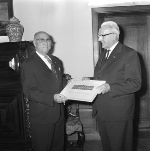 Minister Marijnen kreeg eerste postzegel in het Catshuis links minister Marijnen, Bestanddeelnr 917-2397