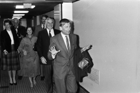 Minister-president Van Agt en echtgenote terug op Schiphol na vakantie op Madeir, Bestanddeelnr 931-9171