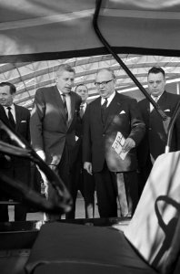 Minister opent Bedrijfsautotentoonstelling Drs AH Korthals in de RAI Amsterd, Bestanddeelnr 913-5516