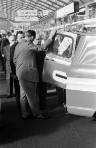 Minister opent Bedrijfsautotentoonstelling Drs AH Korthals in de RAI Amsterd, Bestanddeelnr 913-5515