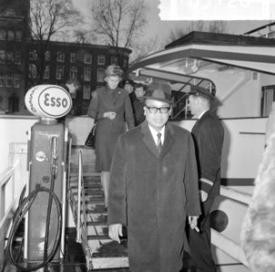 Minister Soebandrio in Rotterdam, afscheid tussen minister Soebandrio en burgeme, Bestanddeelnr 916-3126