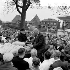Minister Mansholt op kaasmarkt Bodegraven ( 75 jaar oud, Bestanddeelnr 908-9402