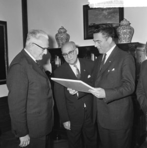 Minister Marijnen kreeg eerste postzegel in het Catshuis links minister Marijnen, Bestanddeelnr 917-2399
