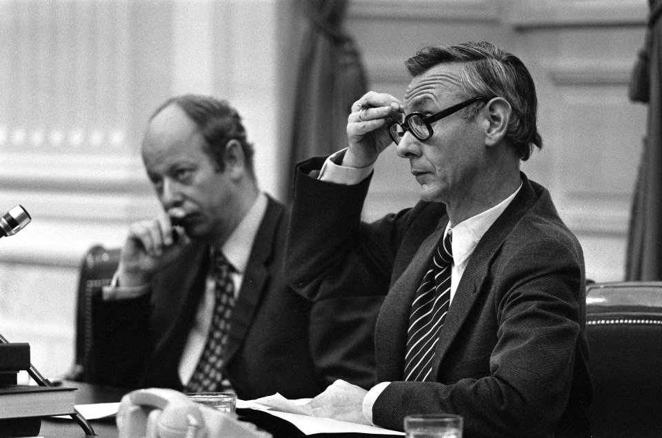 Minister Van der Stoel (rechts), Bestanddeelnr 926-8690