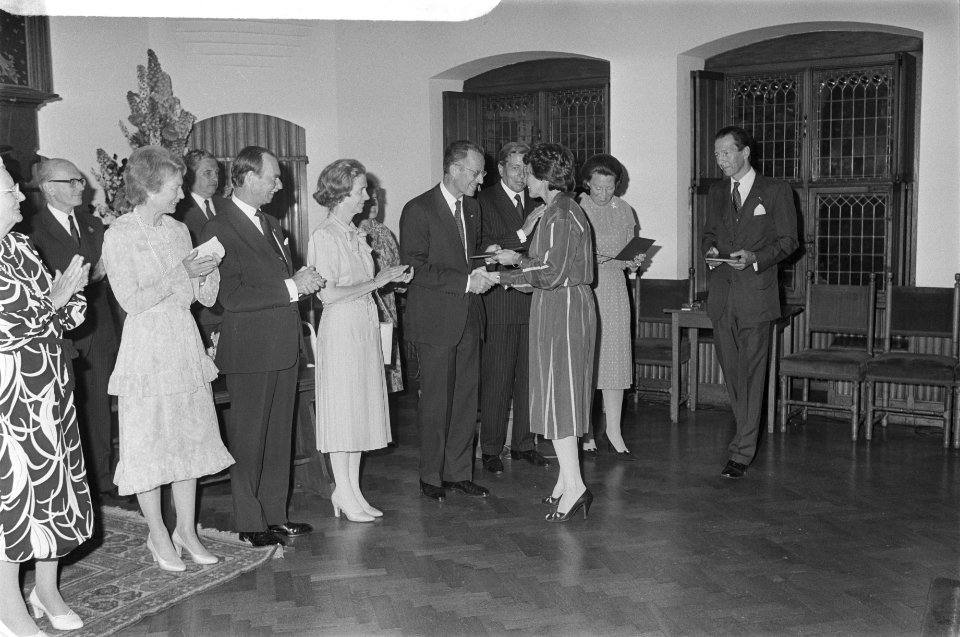 Minister Ruding biedt willem van Oranje Herdenkingsmunt aan HM, Claus, Boudewijn, Bestanddeelnr 933-0286