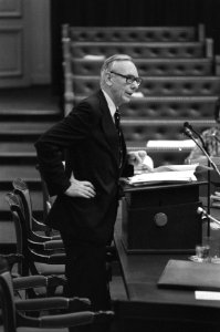 Minister Van der Stoel (PvdA, Buitenlandse Zaken) aan het woord, Bestanddeelnr 931-8415