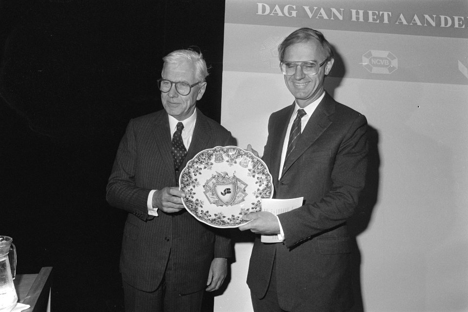 Minister Ruding (r) krijgt op Dag van het Aandeel in Amsterdam het Blaauwe Bo, Bestanddeelnr 933-8131
