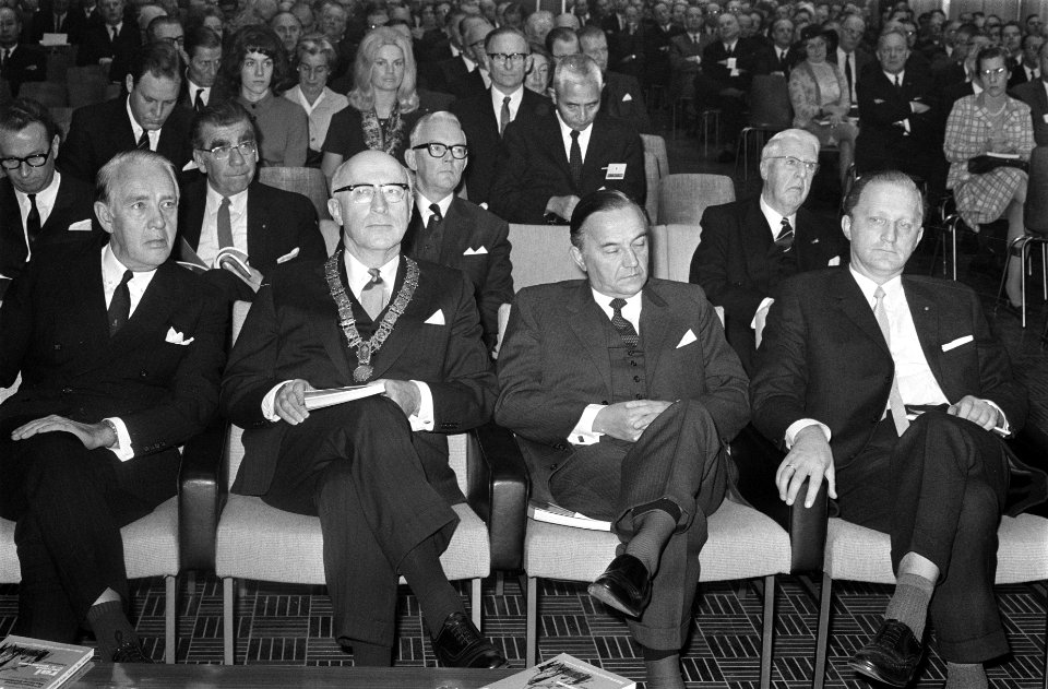Minister president De Jong opende de Europort, Internationale Scheepvaart en Sch, Bestanddeelnr 922-9596