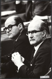 Minister Schut (rechts) en staatssecretaris Grapperhaus (Financiën) tijdens de b, Bestanddeelnr 094-0728