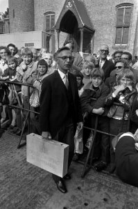 Minister Nelissen laat op het Binnehof het koffertje met Miljoenennota zien aan , Bestanddeelnr 925-8916