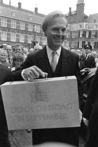 Minister Ruding met miljoenenkoffertje op het Binnenhof, Bestanddeelnr 934-3177