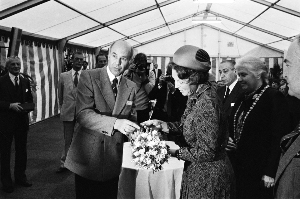 Minister Nypels overhandigt een sleutel aan Koningin Beatrix, Bestanddeelnr 932-3535