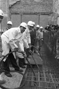 Minister Nijpels en Tweede Kamervoorzitter Dolman bij start nieuwbouw Tweede Kam, Bestanddeelnr 934-3035