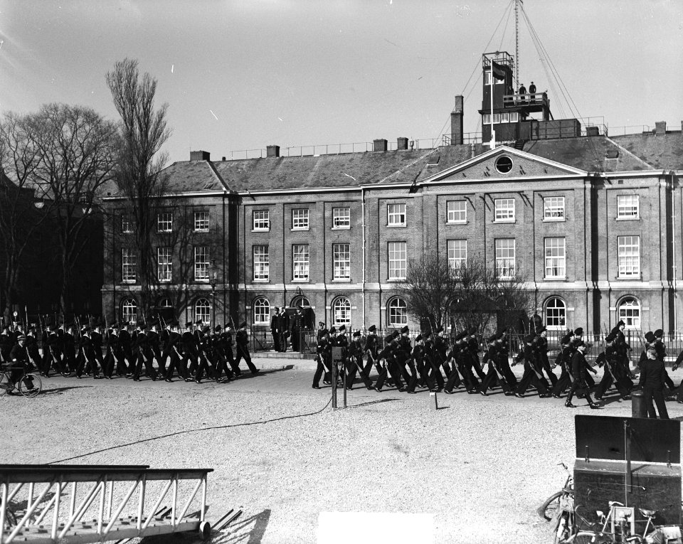 Minister Schokking bezoekt Den Helder parade, Bestanddeelnr 903-2819