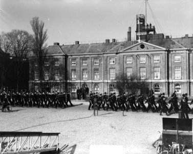 Minister Schokking bezoekt Den Helder parade, Bestanddeelnr 903-2819