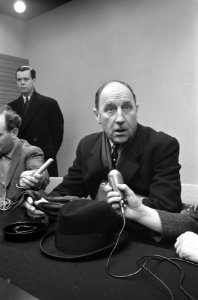 Minister Luns uit Londen tijdens persconferentie, Bestanddeelnr 913-7577