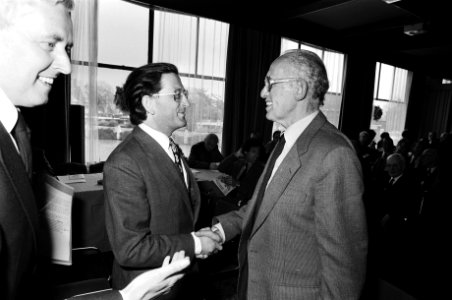 Minister Pais (links) en dr L de Jong, Bestanddeelnr 930-2376