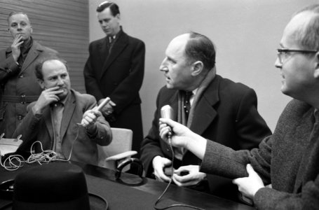 Minister Luns uit Londen tijdens persconferentie, Bestanddeelnr 913-7581