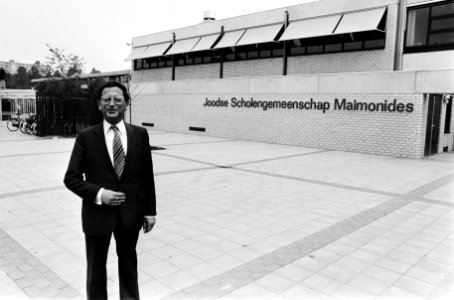 Minister Pais opent lyceum Maimonides in Amsterdam minister Pais met op de acht, Bestanddeelnr 930-8471