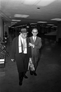 Minister Nelissen (rechts) haalt op Schiphol de Surinaamse Minister van Financie, Bestanddeelnr 925-3554