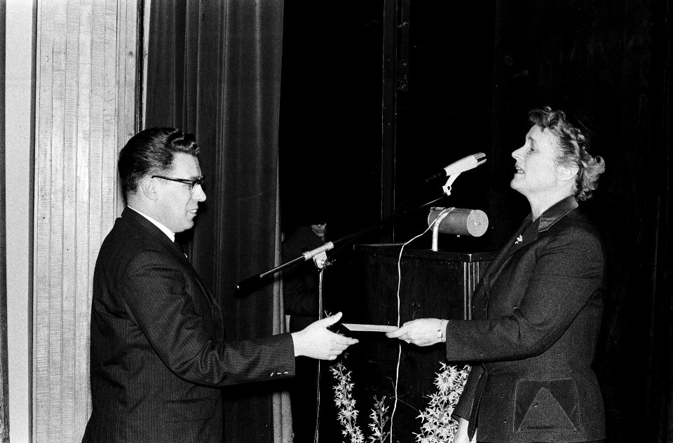 Minister Marga Klompé bij dag der dorpshuizen, zij overhandigt de bon aan de v, Bestanddeelnr 914-9620