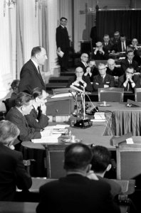 Minister Luns tijdens zijn rede in de Tweede Kamer , betreffende de EEG-kwestie, Bestanddeelnr 914-7751