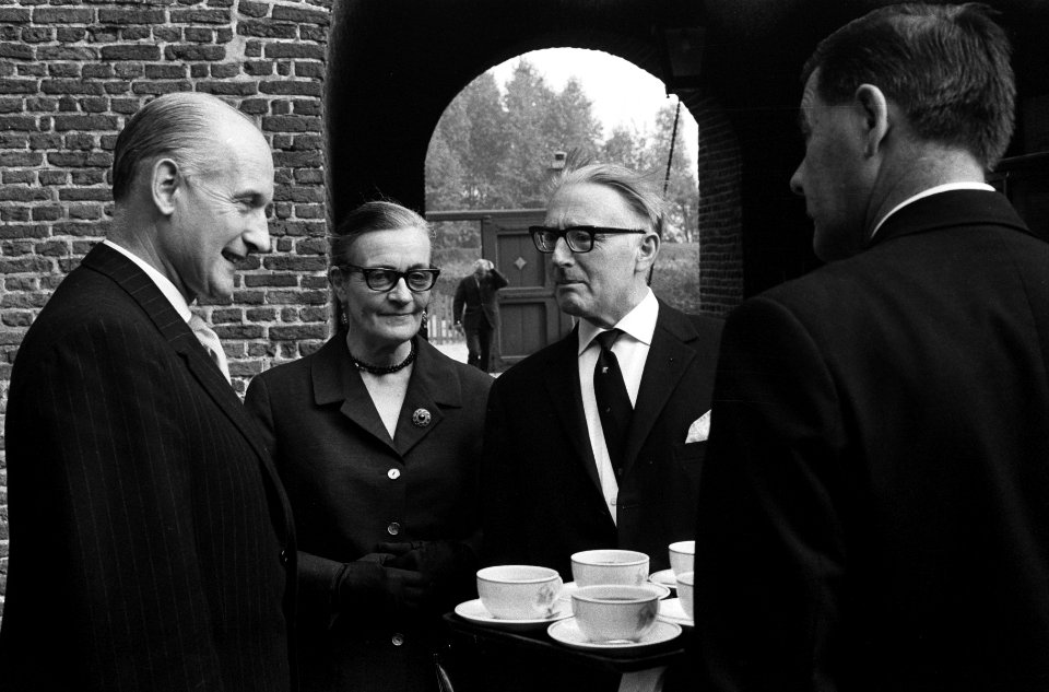 Minister mr Th H Bot P C Hooft prijs uitgereikt in Muiderslot aan schrijver, Bestanddeelnr 915-5564