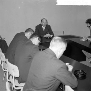Minister Luns terug van verlof uit Parijs, Minister Luns tijdens persconferentie, Bestanddeelnr 914-4435