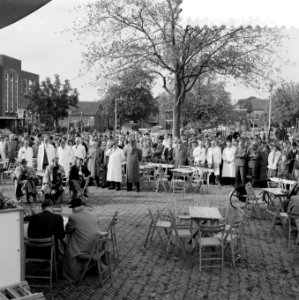Minister Mansholt op kaasmarkt Bodegraven ( 75 jaar oud, Bestanddeelnr 908-9393