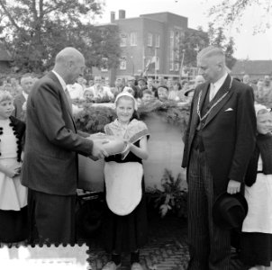 Minister Mansholt op kaasmarkt Bodegraven ( 75 jaar oud, Bestanddeelnr 908-9391