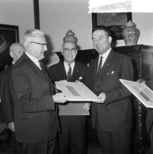 Minister Marijnen kreeg eerste postzegel in het Catshuis links minister Marijnen, Bestanddeelnr 917-2405