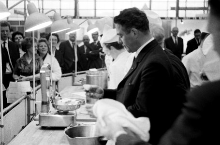Minister Marijnen maakt beslag bij de opening van de Nederlandse Bakkertentoonst, Bestanddeelnr 915-1539