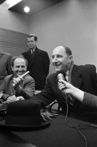 Minister Luns uit Londen tijdens persconferentie, Bestanddeelnr 913-7579