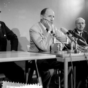 Minister Luns uit India begroet door mevrouw Wiarto tijdens persconferentie, Bestanddeelnr 916-7372