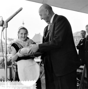 Minister Mansholt op kaasmarkt Bodegraven ( 75 jaar oud, Bestanddeelnr 908-9394
