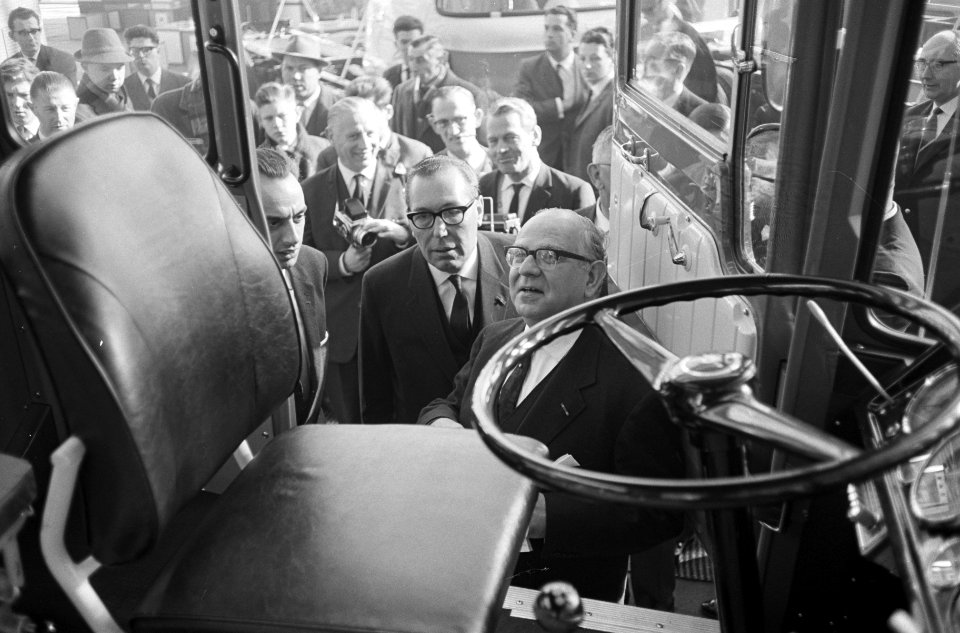 Minister opent Bedrijfsautotentoonstelling Drs AH Korthals in de RAI Amsterd, Bestanddeelnr 913-5512