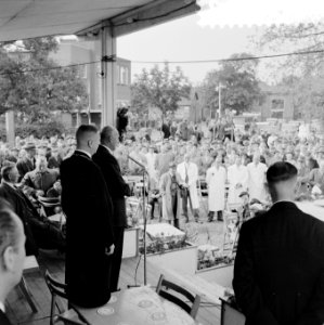 Minister Mansholt op kaasmarkt Bodegraven ( 75 jaar oud, Bestanddeelnr 908-9395