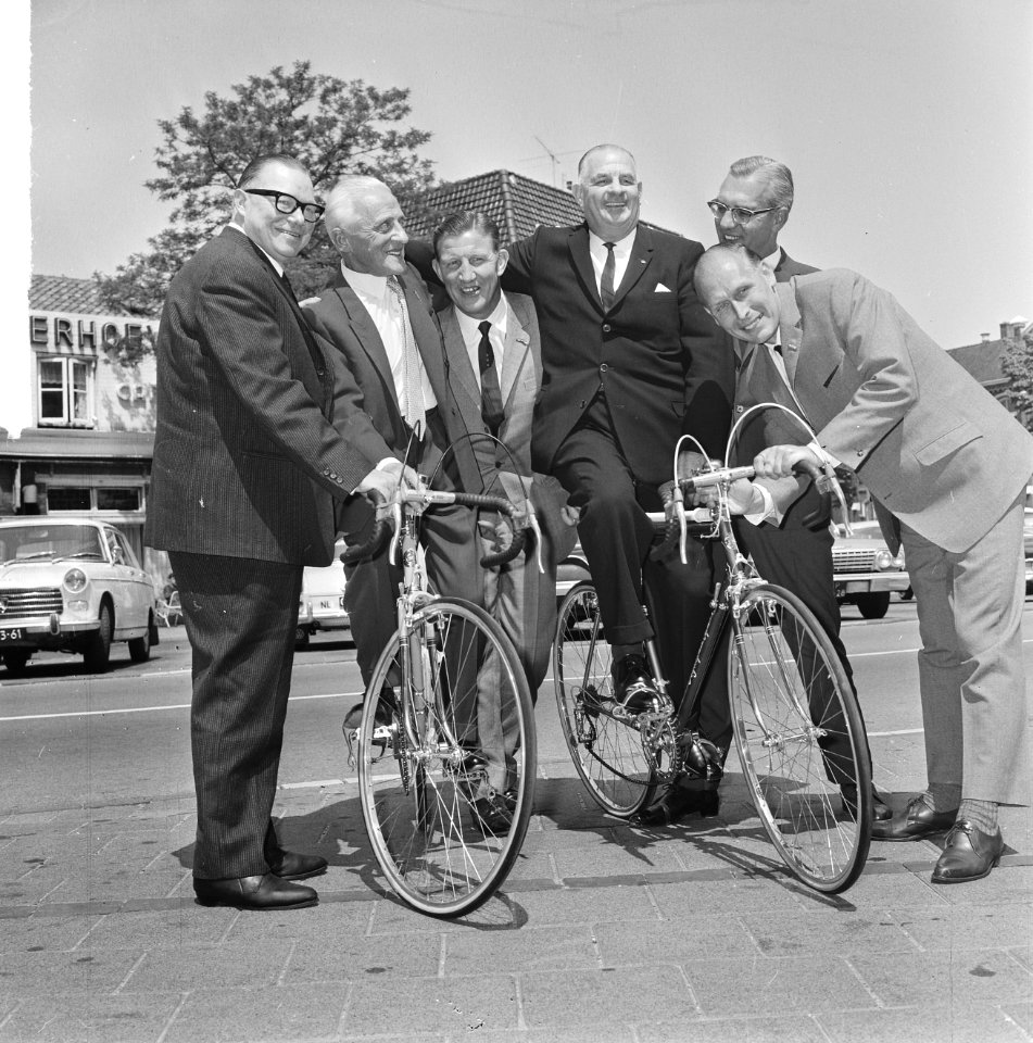 Minister Opperman in Nederland, hier met oudwielrenners v.l.n.r. Pijnenburg, Ble, Bestanddeelnr 917-8337