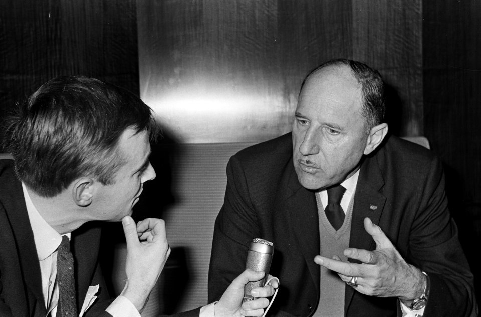 Minister Luns tijdens de persconferentie, Bestanddeelnr 918-3977
