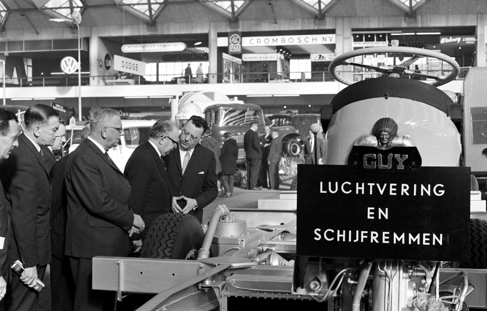 Minister opent Bedrijfsautotentoonstelling Drs AH Korthals in de RAI Amsterd, Bestanddeelnr 913-5523
