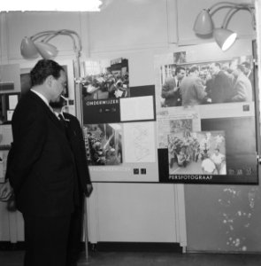 Minister mr dr Ch J M A van Rooy opent beroepententoonstelling in Den Haag, Bestanddeelnr 911-7798