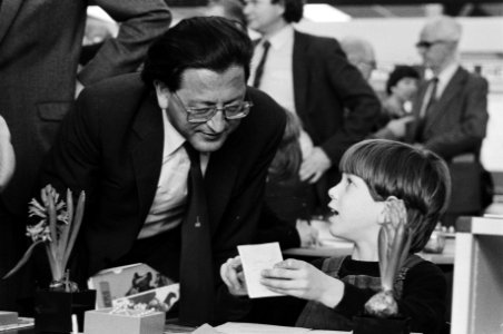 Minister Pais opende in Utrechtse Jaarbeurs de Nationale Onderwijs tent. 1981, tot 15 april, tent. voor leerkrachten, oudercom., Bestanddeelnr 931-4219