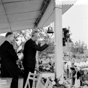 Minister Mansholt op kaasmarkt Bodegraven ( 75 jaar oud, Bestanddeelnr 908-9396