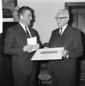 Minister Marijnen kreeg eerste postzegel in het Catshuis links minister Marijnen, Bestanddeelnr 917-2396