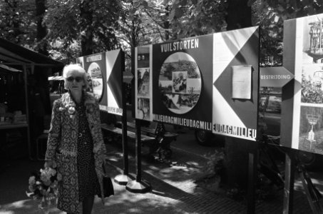 Minister mevrouw I Vorrink opent milieu-markt in Den Haag ivm wereld-milieud, Bestanddeelnr 926-4584
