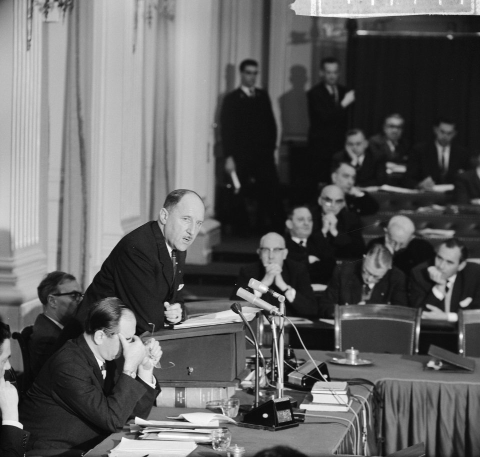 Minister Luns tijdens zijn rede in de Tweede Kamer , minister Luns, Bestanddeelnr 914-7744