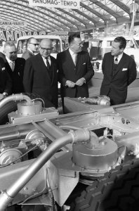Minister opent Bedrijfsautotentoonstelling Drs AH Korthals in de RAI Amsterd, Bestanddeelnr 913-5519